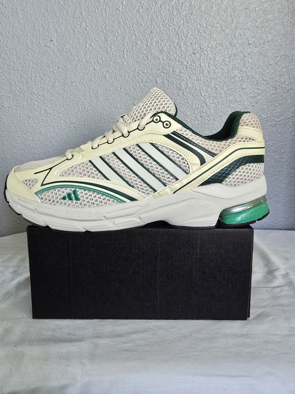 Adidas Spiritain 2000 Sneakers in Cream and Green - Performance Running Style